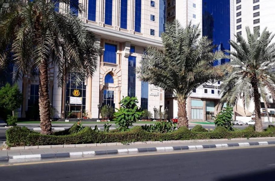 أمانة العاصمة المقدسة تنفذ أعمال زراعة للطرق لتحسين وتجميل أحياء وشوارع مكة المكرمة