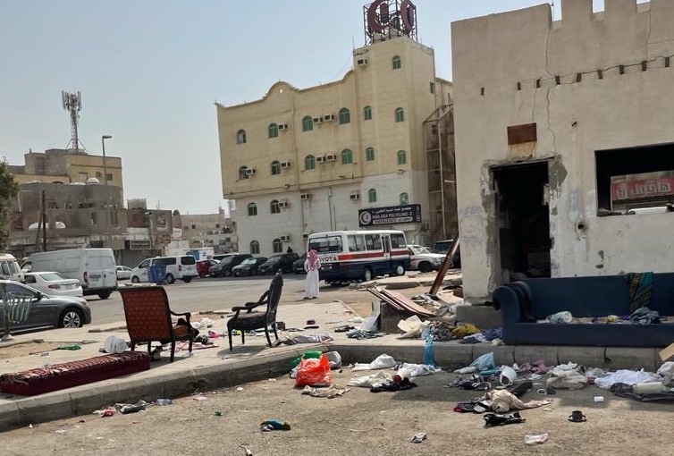 أمانة جدة تزيل عدد من المباني والغرف المتهالكة بموقف مكة بحي البلد
