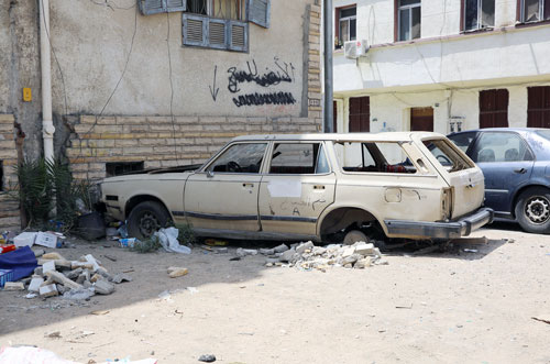 أمانة مكة تنفذ حملة لإزالة السيارات التالفة والمعطلة من أحيائها