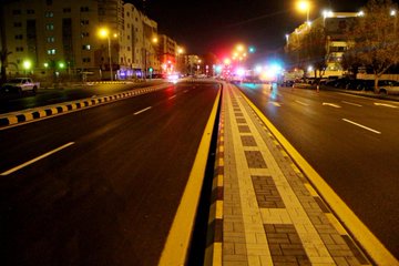 أمانة منطقة الرياض تعيد سفلتة الطرق باستخدام الدهانات الأرضية بديل عن عيون القطط