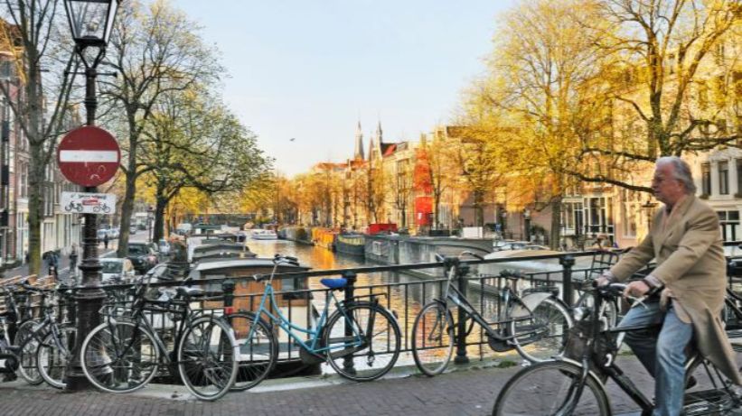 أمستردام تحظر سيارات البنزين والديزل بداية من عام 2030