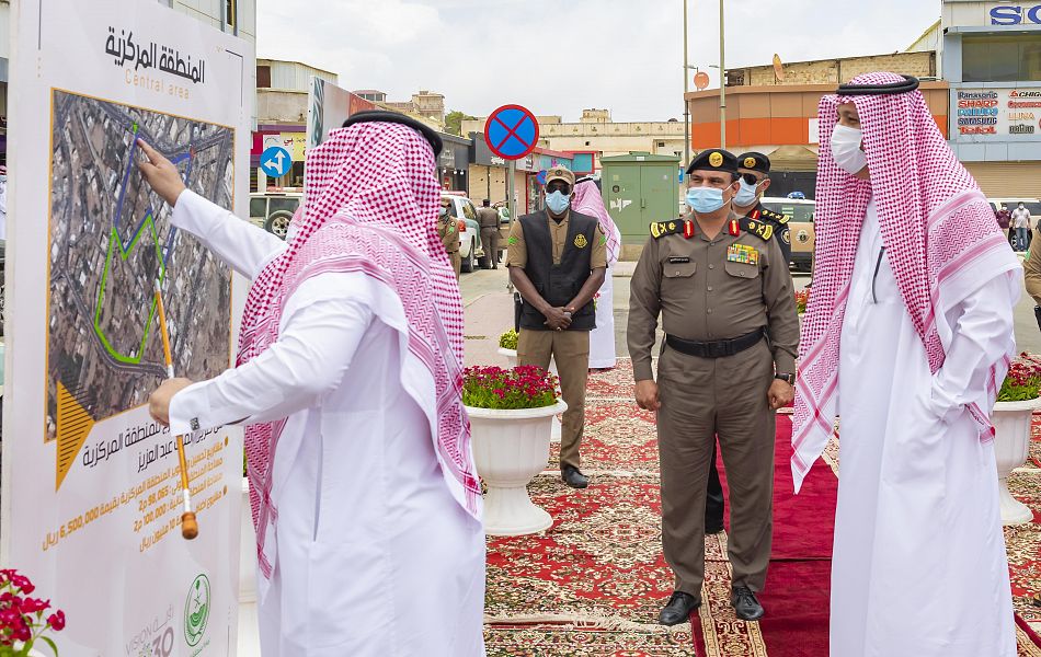 أمير منطقة الباحة يتفقد مشروع تطوير المنطقة المركزية ومشروع تطوير محور طريق الملك عبدالعزيز