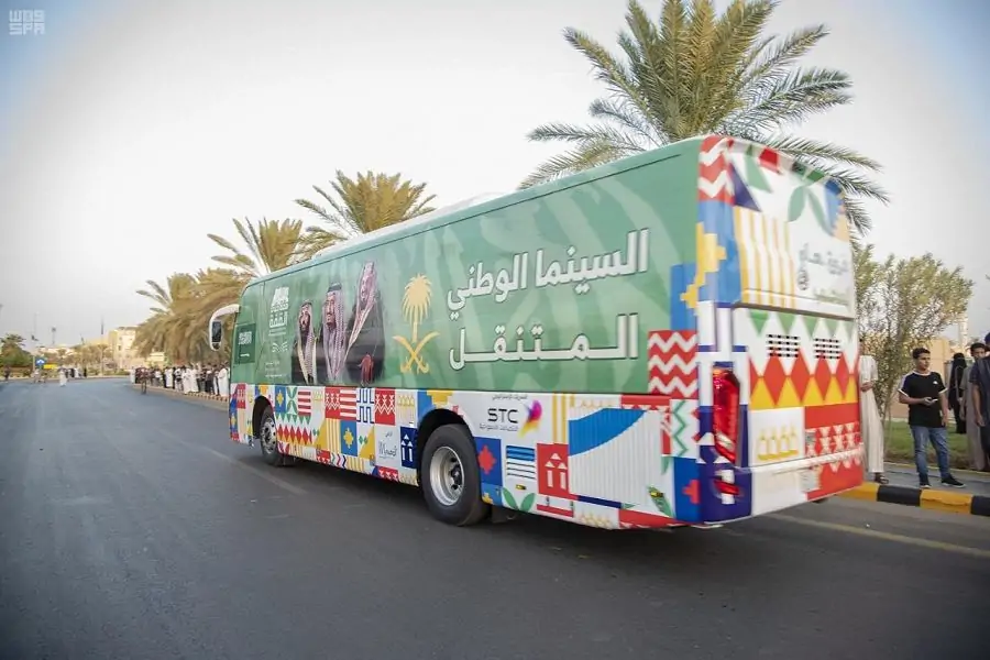 أمير منطقة القصيم يدشن حافلة «السينما الوطني» التابعة لتعليم المنطقة بمدينة بريدة