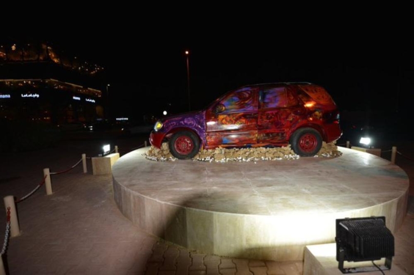 أمير منطقة مكة المكرمة يوجه بإزالة مجسمات السيارات التالفة المُزينة بالألوان بجدة