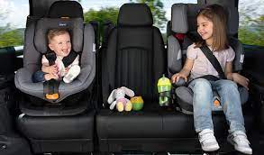 إدارة المرور : توجه باستخدام مقاعد الأطفال وربط حزام الأمان لسلامتهم