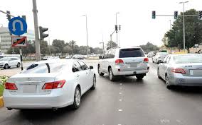 إدارة المرور: ضرورة الالتزام بالمسار المناسب قبل الوقوف عند الإشارة الضوئية