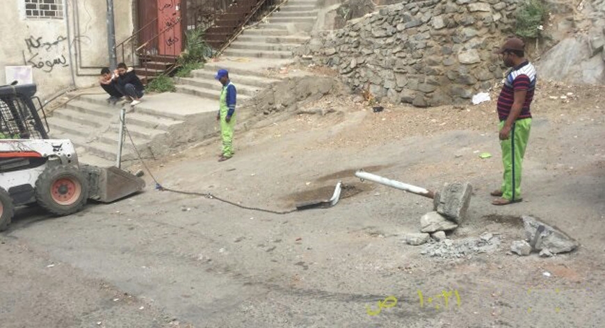 إزالة الحواجز الحديدية والسلاسل والكتل الاسمنتية من داخل الأحياء في مكة