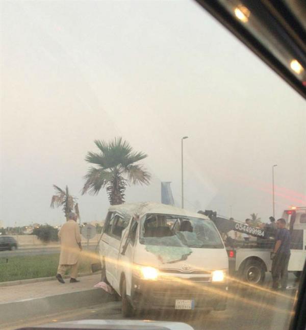 إصابة 11 عاملا في انقلاب حافلة في جدة