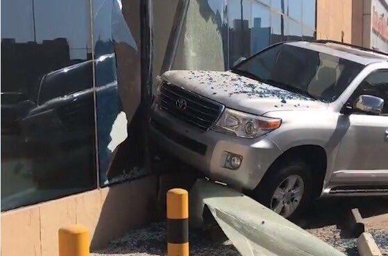 إصابة شخص إثر اصطدام مركبته بواجهة فرع بنك في الكويت