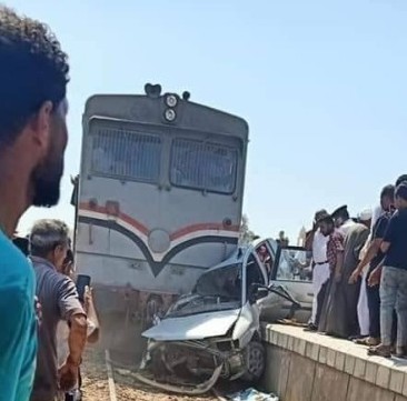 اصطدام قطار بسيارة خلال عبورها شريط السكة الحديد بمحافظة الفيوم في مصر