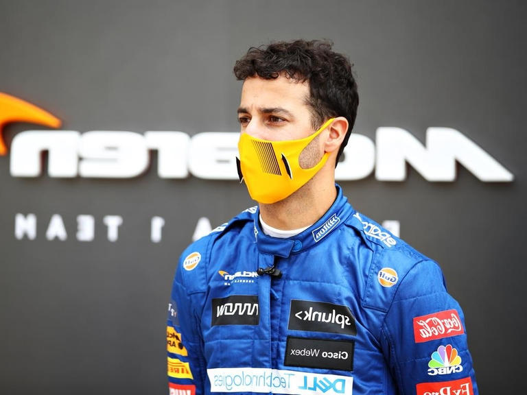 الأسترالي دانييل ريتشياردو سائق مكلارين يتفوق في اختبارات سباقات فورمولا 1 في البحرين