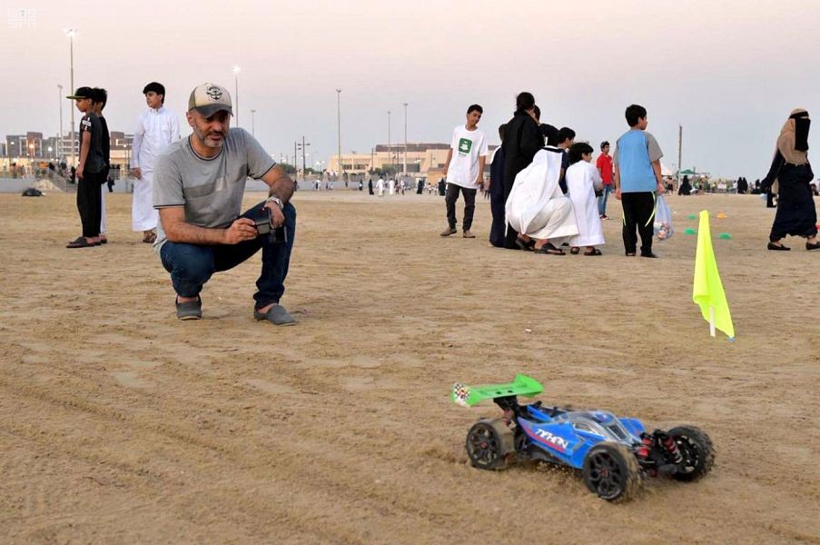 الاتحاد السعودي لرياضة السيارات اللاسلكية يقدم عروضة بفعاليات اليوم الوطني في الجبيل