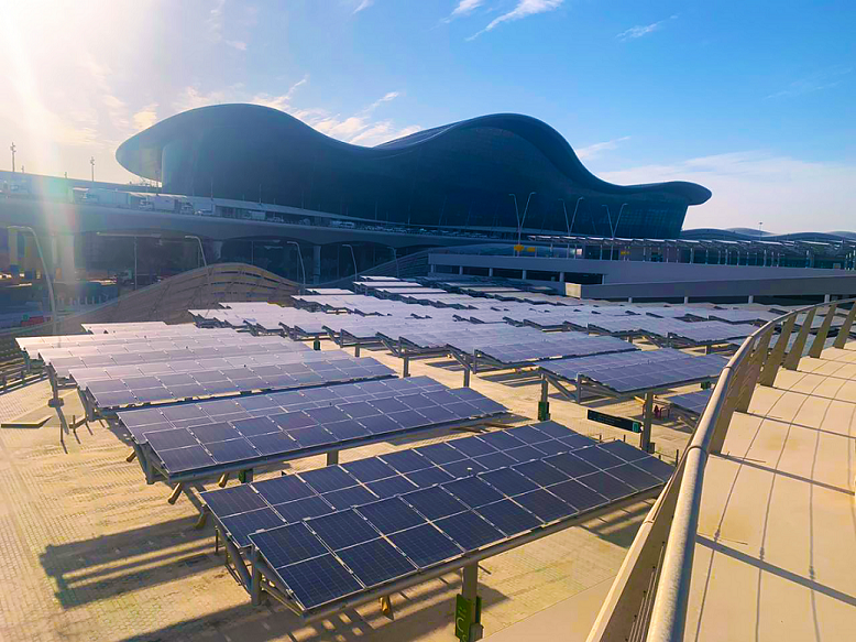 الانتهاء من بناء أكبر مبنى لمواقف السيارات مزوّد بالطاقة الشمسية في أبوظبي