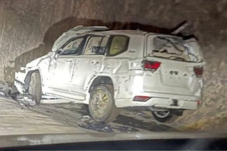 العديد من سيارات تويوتا لاندكروزر 2022 تتحطم أثناء نقلها في سلطنة عمان