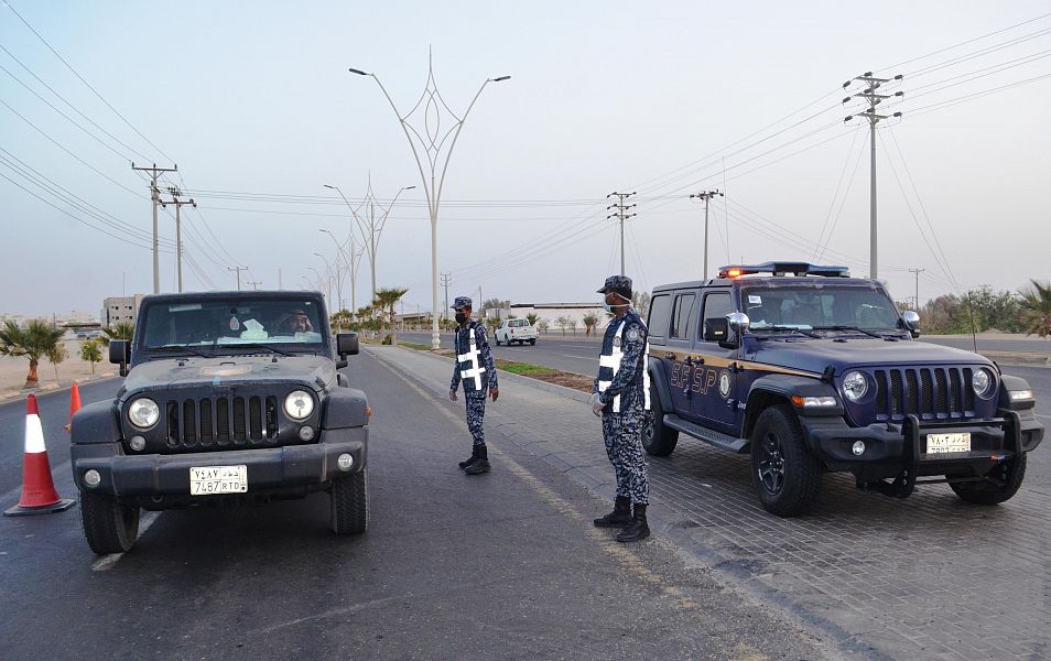 القطاعات الأمنية في محافظة أملج تبذل جهودا كبيرة لتطبيق أمر منع التجول