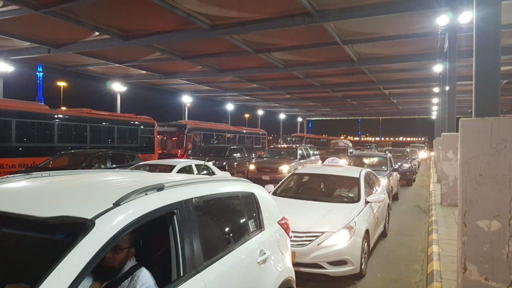 المرور يبدأ بتوجيه سيارات المعتمرين إلى مواقف النقل العام بمداخل مكة