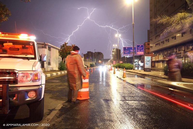 انتظام النقاط الأمنية أثناء هطول الأمطار في مكة المكرمة لتطبيق منع التجول