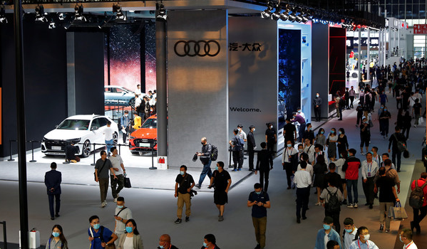 انطلاق معرض بكين الدولي للسيارات في بكين وسط حضور كبير