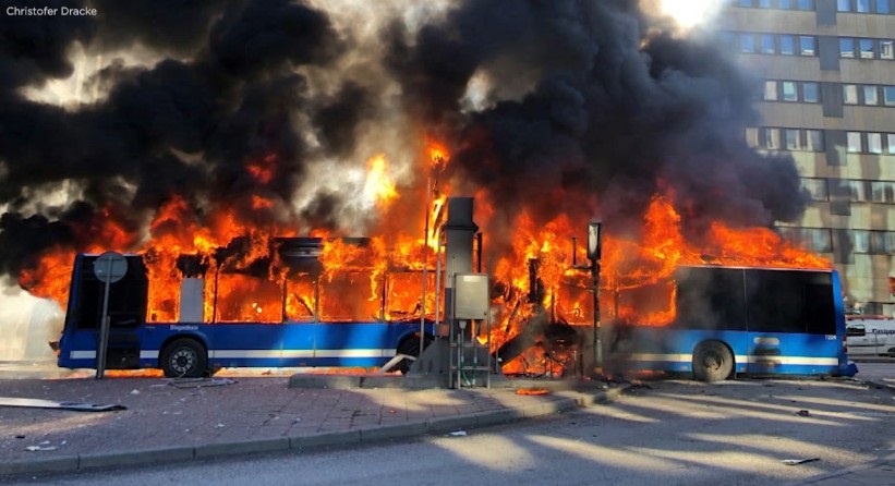 انفجار حافلة تعمل بالغاز الطبيعي في السويد بعد اصطدامها بشكل مروع