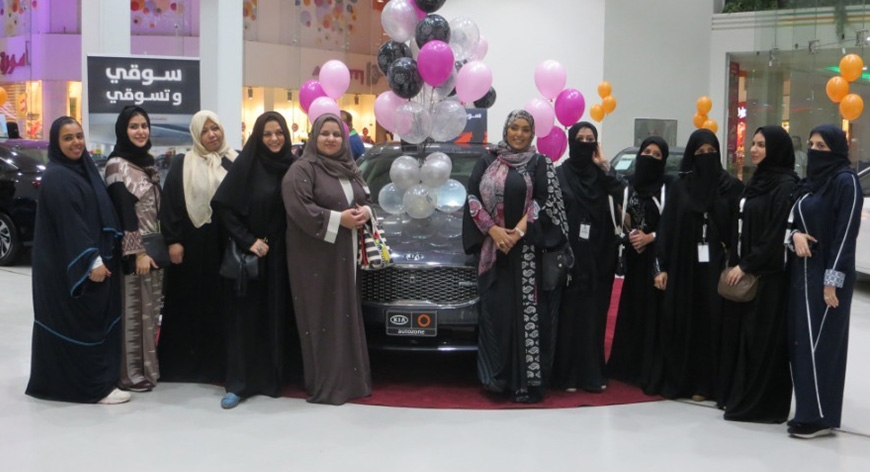 بالفيديو: افتتاح أول معرض سيارات نسائي في السعودية