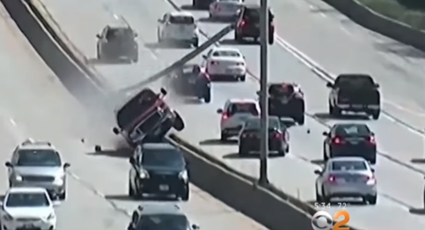 بالفيديو: بيك أب تقوم بإسقاط أعمدة اﻹنارة على أحد الطرق السريعة