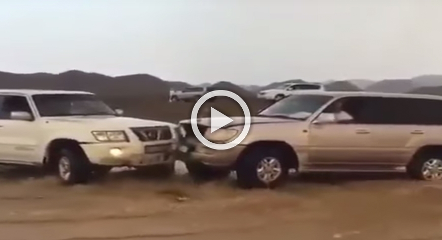 بالفيديو: تصادم سيارتين وسط السيل