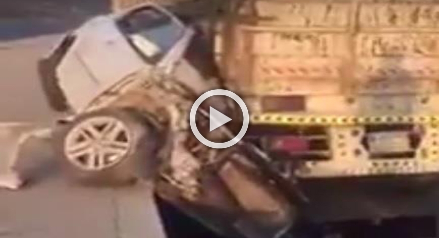 بالفيديو: شاحنة تحطم مركبة على طريق السيل