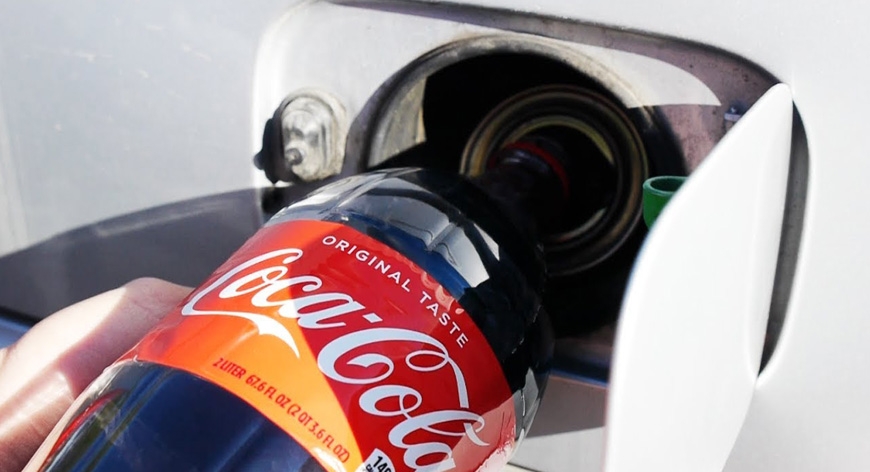 بالفيديو: شاهد ماذا يحدث عندما تضع كوكاكولا بدلاً من البنزين في سيارتك