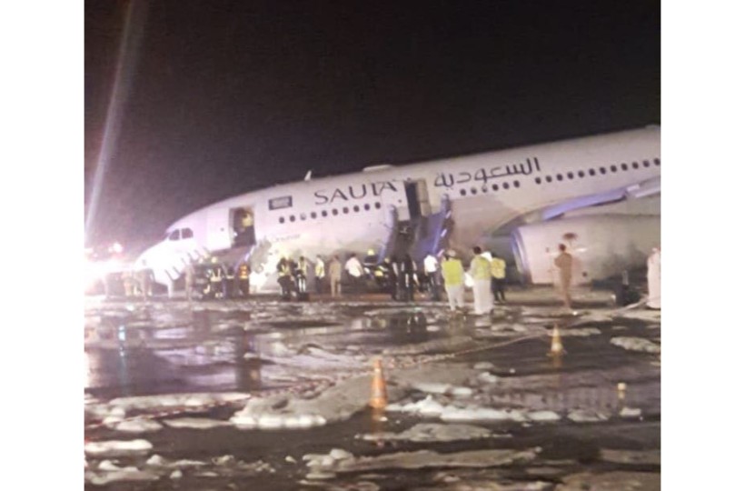 بالفيديو: هبوط إضطراري لطائرة بمطار جدة إثر خلل فني