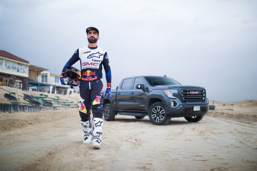 بطل العالم الدرّاج الإماراتي محمد البلوشي يقود GMC سييرا AT4 2019