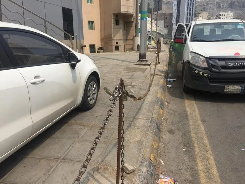 بلدية أجياد بمكة تنفِّذ حملة لإزالة مواقف السيارات المخالفة