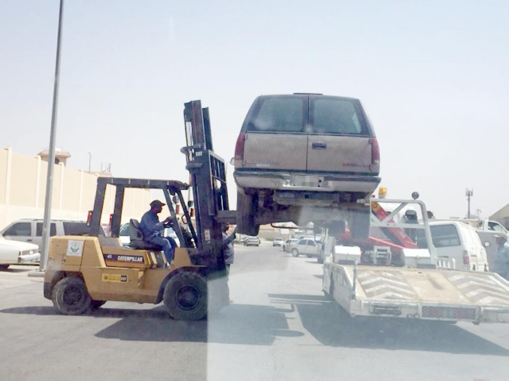 بلدية النعيرية ترفع السيارات التالفة
