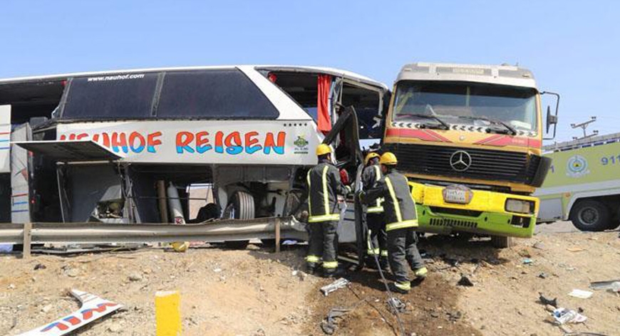 تصادم شاحنة بحافلة ركاب يتسبب في وفاة شخصين وإصابة 26 أخرين