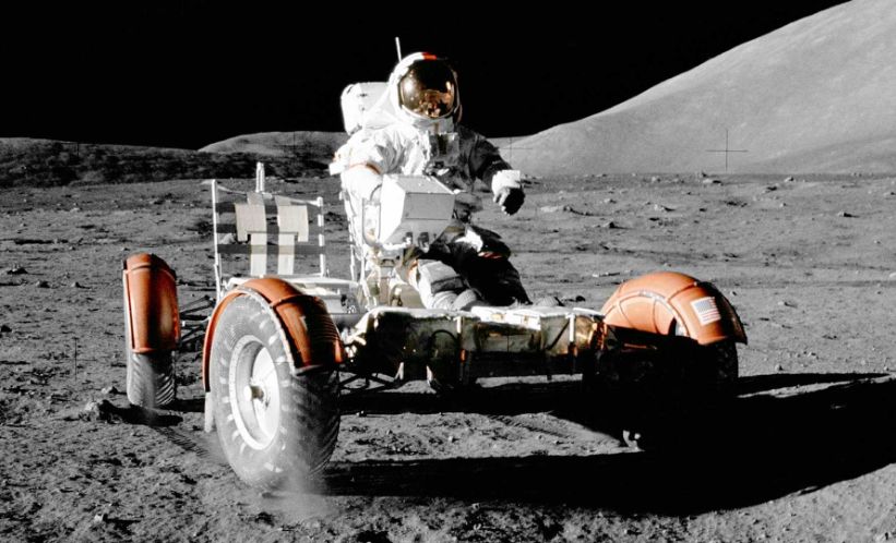 تعرف على أول وآخر سيارة مشت على سطح القمر