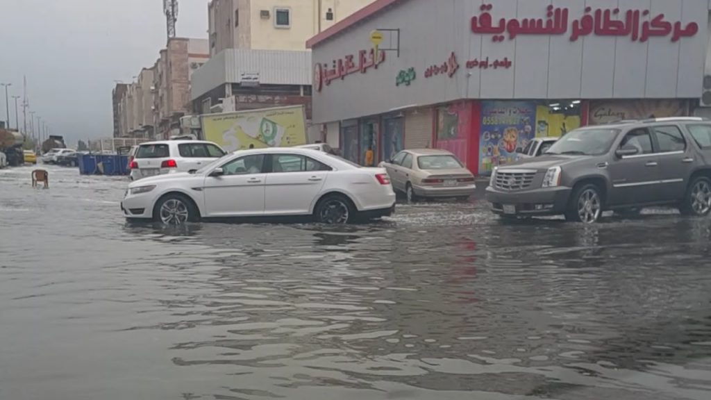 تعرف على حالة الطقس في جدة ومخاطر القيادة في الجو الماطر