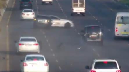 تهور سائق يتسبب في حادث لعدة سيارات في أبوظبي