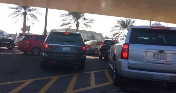 توافد ما يزيد عن 80 سيارة في الساعة الأولى على جسر الملك فهد بعد إعلان انتهاء تعليق السفر