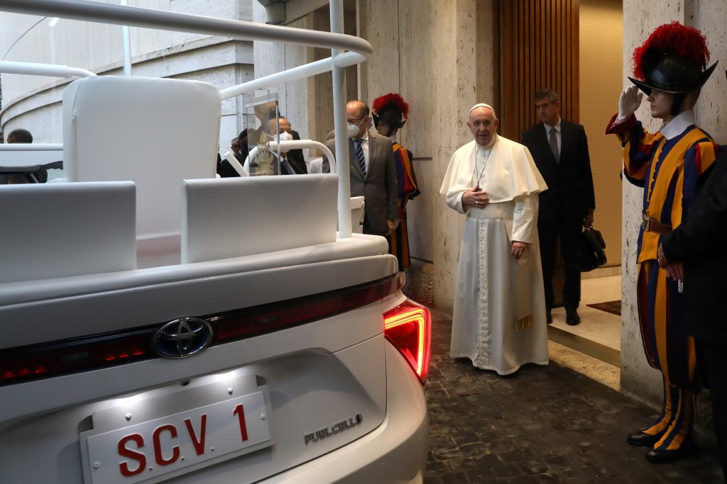 تويوتا ميراي تنضم لأسطول سيارات بابوية الفاتيكان