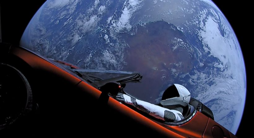 تيسلا رودستر الهائمة في الفضاء تقترب من المريخ لأول مرة