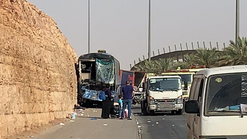 حادث تصادم بين حافلة نقل ركاب وشاحنة تسفر عن 16 إصابة مختلفة بالرياض
