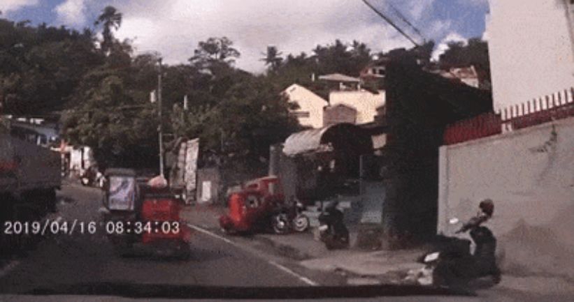 حافلة تخرج عن السيطرة وتتسبب في خراب كبير في الفلبين