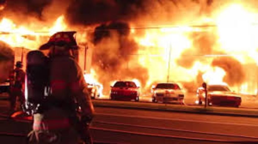حريق هائل بنيويورك يدمر أكثر من 10 سيارات شيفروليه كلاسيكية