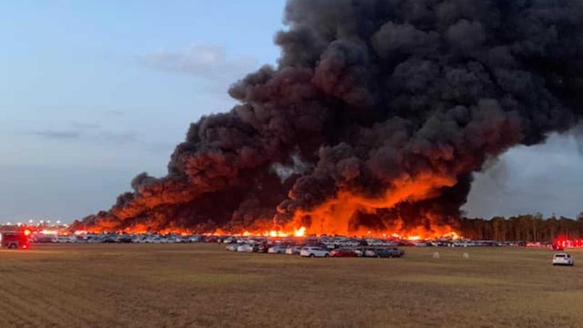 حريق هائل في موقف سيارات بمطار فلوريدا يدمر آلاف السيارات