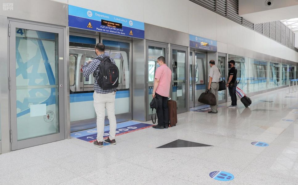 خدمة الناقل الآلي «القطار الداخلي» المجانية لخدمة المسافرين بمطار جدة
