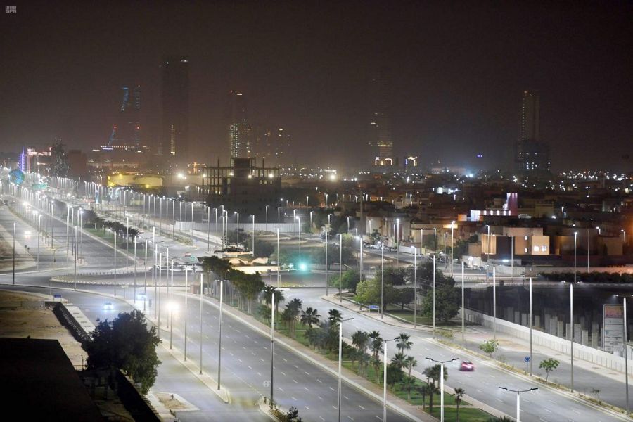 خلو طرق وشوارع وميادين محافظة جدة من المركبات والمارة مع بدء تطبيق الحظر الكلي