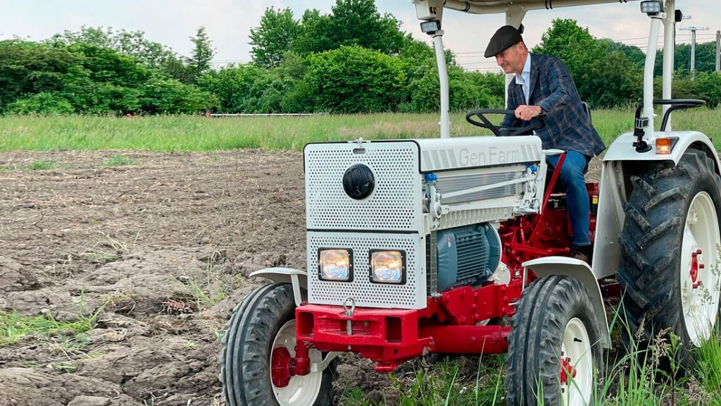 رئيس فولكس فاجن يختبر جرار زراعي كهربائي في طريقه الى رواندا