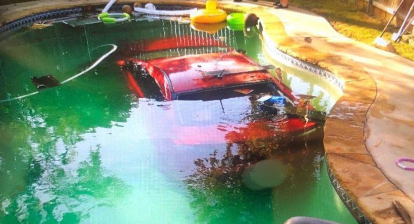 سائق ثمل يسقط بسيارة ميتسوبيشي لانسر في مسبح بأمريكا!