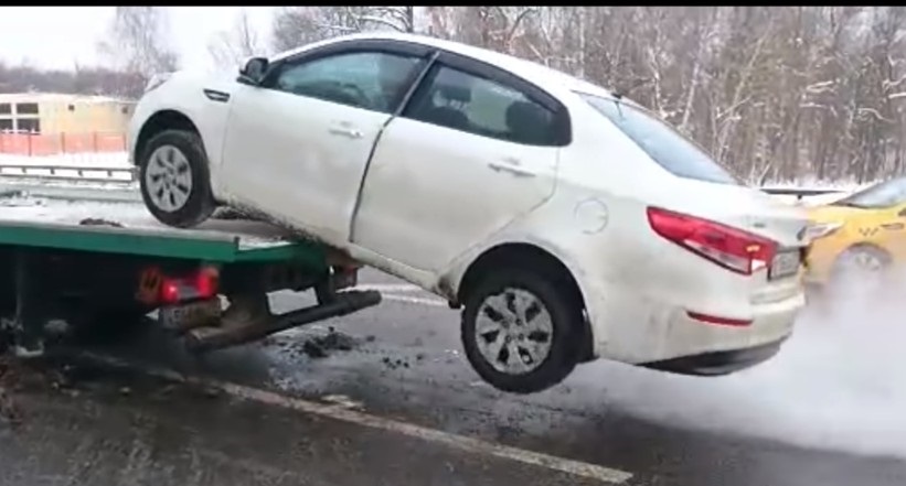 سائق روسي يقفز بسيارته من شاحنة سحب ويتسبب في تدميرها