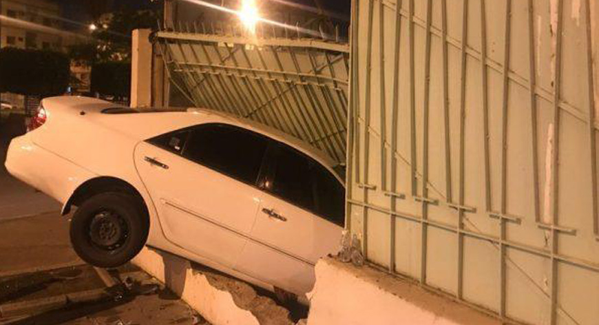 سائق يفقد السيطرة على مركبته لتخترق جدار مدرسة بالطائف