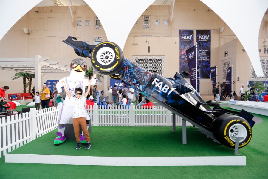 سباق جائزة الاتحاد الكبرى للفورمولا يحتفل باليوم الوطني الاماراتي